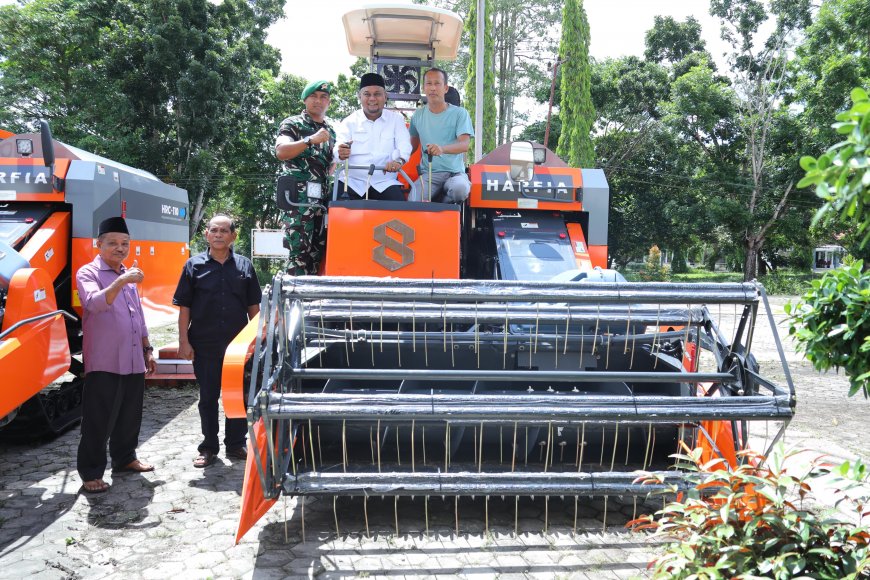 Siak Percepat Modernisasi Pertanian, Dua Combine Harvester Disalurkan untuk Dongkrak Produksi Padi