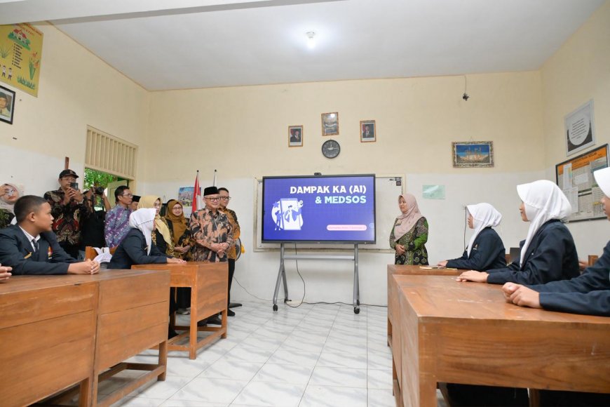 Kemendikdasmen Targetkan Semua Kelas Pakai Papan Interaktif dalam 5 Tahun