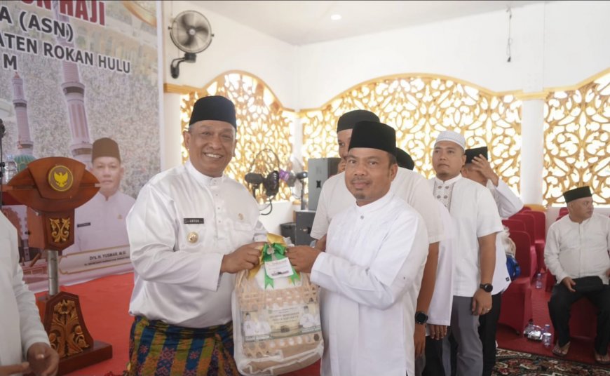 Bupati Rohul Pesan ASN Calon Haji Jadi Teladan di Tanah Suci, 56 Jemaah Resmi Dilepas