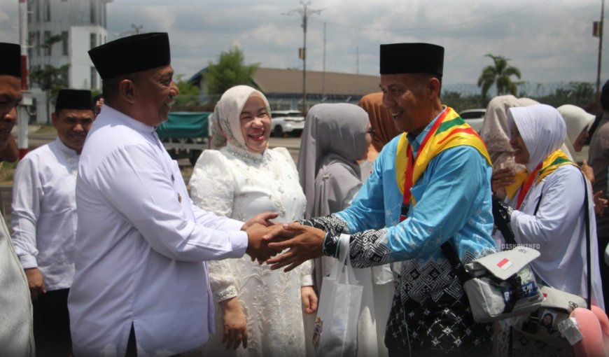 Bupati Rohul Lepas Jemaah Calon Haji dari Bandara Tuanku Tambusai