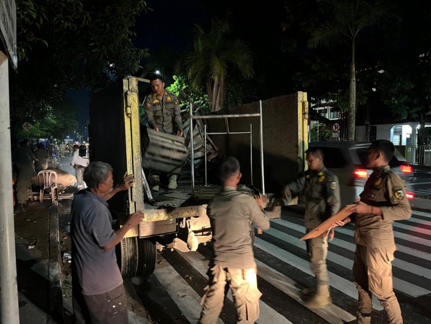 Satpol PP Pekanbaru Tertibkan PKL Membandel di Trotoar Kampus Unri Gobah