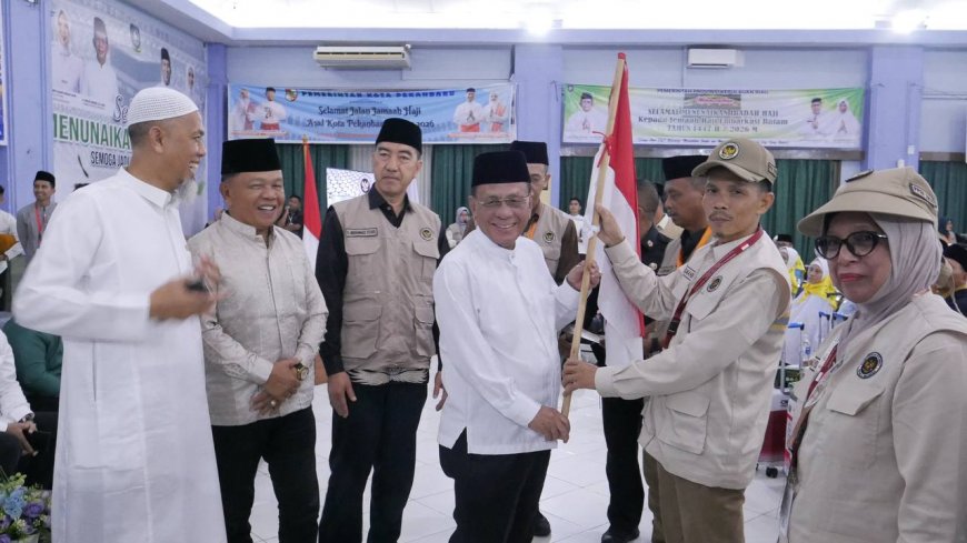 Bupati Rohil Antar Langsung Calon Jemaah Haji di Batam, Titip Pesan Jaga Kesehatan