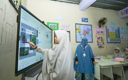 Wamendikdasmen Tinjau Sekolah di Makassar, Pembelajaran Digital hingga UKS Jadi Sorotan