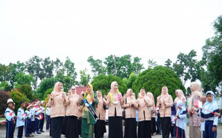 Bunda PAUD Kampar dan DWP Turun Mengajar di TK Pertiwi saat Hardiknas 2026