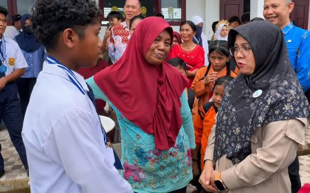Perjuangan Siswa di Wilayah 3T Siak Jadi Sorotan, Bupati Afni Tempuh Jalan Lumpur Serahkan Seragam Sekolah