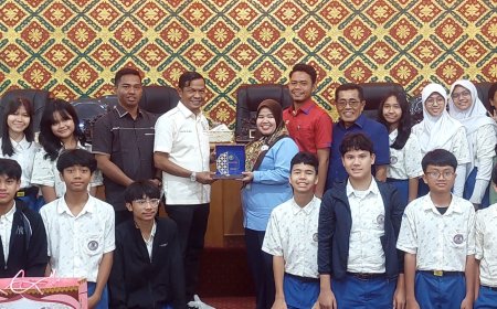 Ada yang Bahas Isu Demokrasi, Siswa SMP Plus Mutiara Harapan Uji Wawasan Politik di DPRD Pelalawan