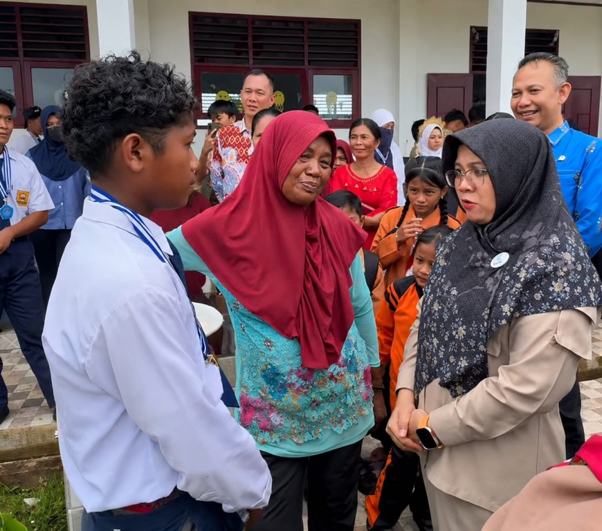 Perjuangan Siswa di Wilayah 3T Siak Jadi Sorotan, Bupati Afni Tempuh Jalan Lumpur Serahkan Seragam Sekolah