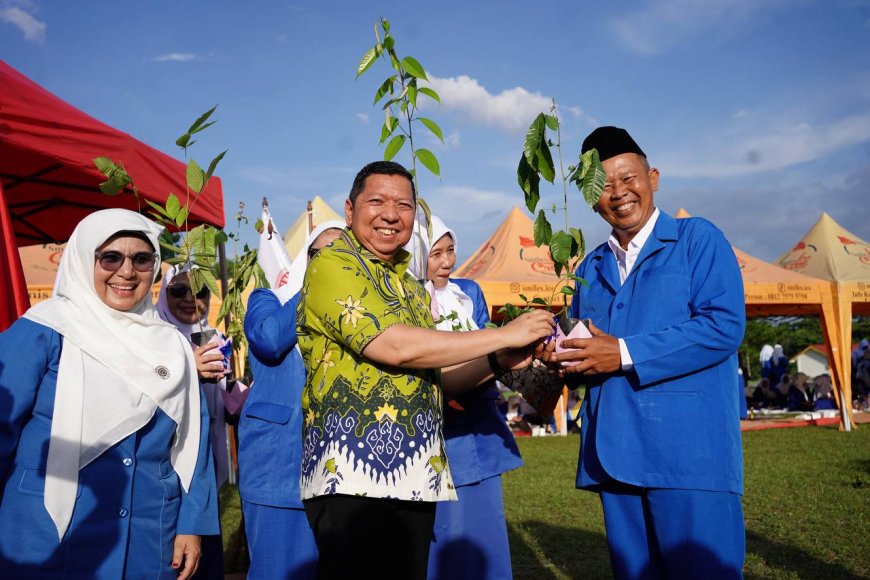 Pemprov Riau Ajak Guru TK Hijaukan Sekolah, 100 Bibit Pohon Dibagikan Saat HUT IGTKI-PGRI