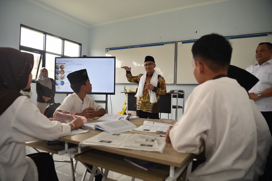 Wamendikdasmen Tinjau Sekolah Hasil Revitalisasi, Tekankan Fasilitas dan Deep Learning Harus Sejalan