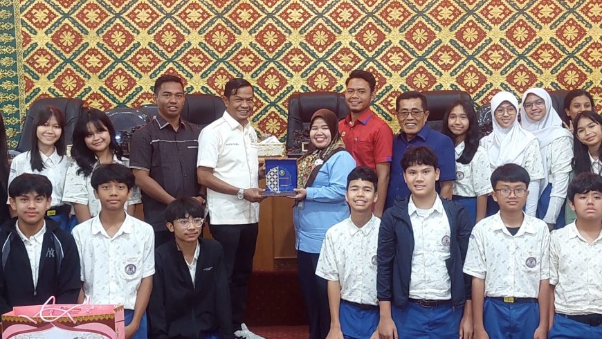 Ada yang Bahas Isu Demokrasi, Siswa SMP Plus Mutiara Harapan Uji Wawasan Politik di DPRD Pelalawan