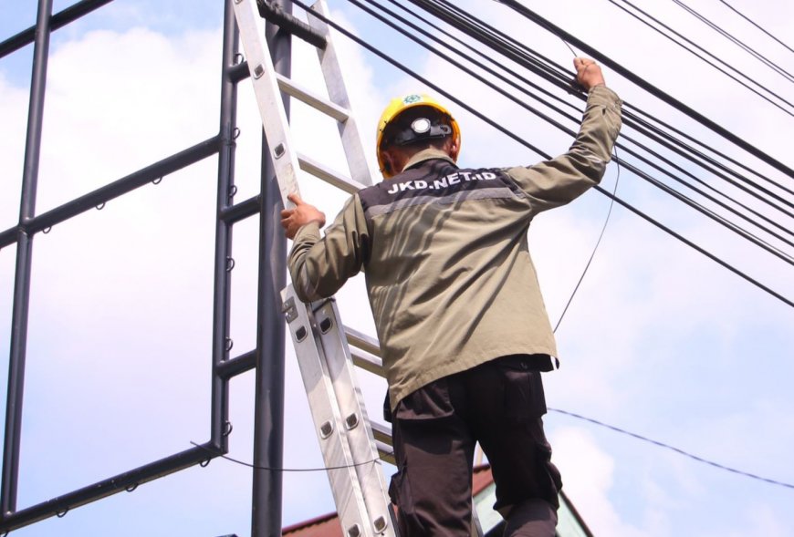 Pemko Pekanbaru Mulai Penataan Kabel Fiber Optik, Jalan Ronggowarsito Jadi Lokasi Perdana Pemko Pekanbaru bersama APJATEL Riau melakukan penataan kabel fiber optik yang semrawut dan mengganggu estetika kota