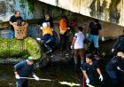 DLHK dan BEM Unri Bersihkan Anak Sungai di Sail,