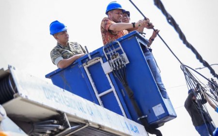 Wali Kota Pekanbaru Ikut Potong Kabel Jaringan Udara Semrawut