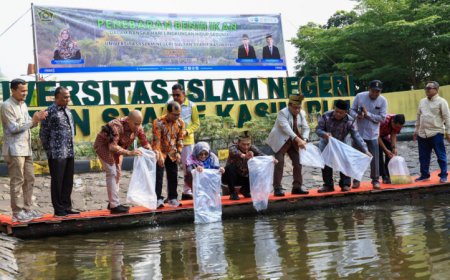 Peringati Hari Lingkungan Hidup Sedunia, UIN Suska Riau Tebar Benih Ikan