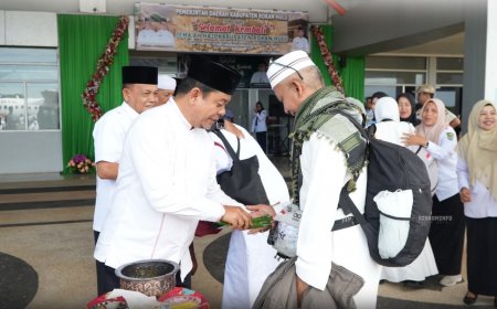 Jemaah Haji Rohul Disambut Wabup di Bandara Tuanku Tambusai