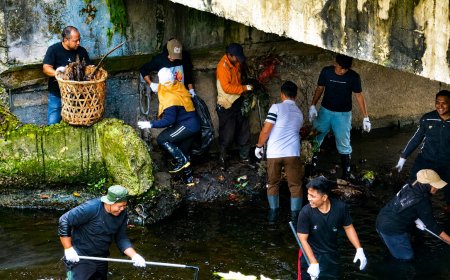 DLHK dan BEM Unri Bersihkan Anak Sungai di Sail,