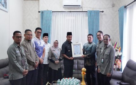 Bupati Kampar Terima Penghargaan Top Pembina BUMD 2026