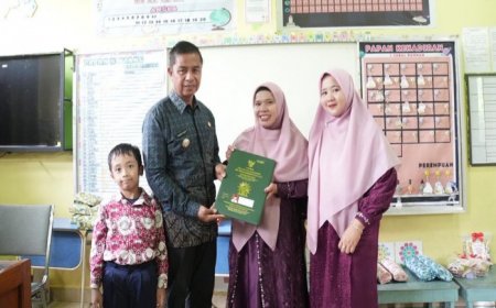 Bupati Kampar Ahmad Yuzar Jadi Ayah Pertama Ambil Rapor di Sekolah Anak