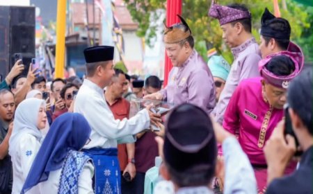 Kampar Angkat Simbol Al-Qur'an dan Tasbih di Pawai Ta'aruf MTQ Riau 2026