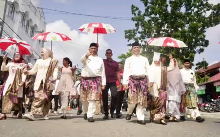 Bupati dan Wabup Rohul Jalan Kaki Bersama 3.000 Peserta Kafilah pada Pawai MTQ Riau