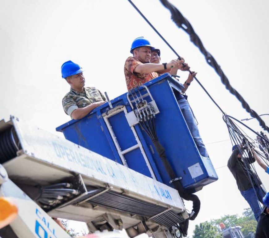 Wali Kota Pekanbaru Ikut Potong Kabel Jaringan Udara Semrawut