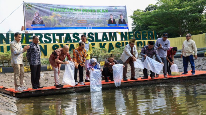 Peringati Hari Lingkungan Hidup Sedunia, UIN Suska Riau Tebar Benih Ikan