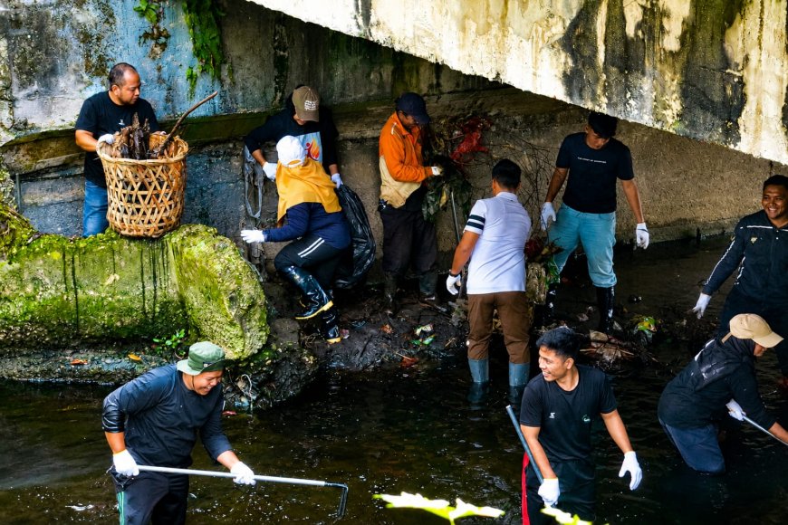 DLHK dan BEM Unri Bersihkan Anak Sungai di Sail,