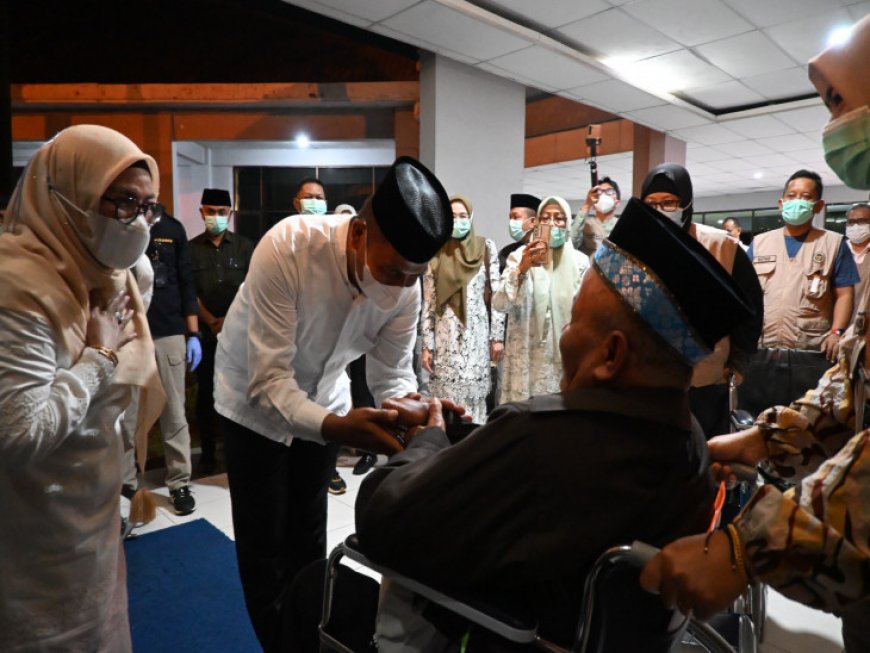Bupati dan Wabup Kampar Sambut Kedatangan 432 Jamaah Haji Kloter 05 BTH, Minta Kesehatan Dipantau