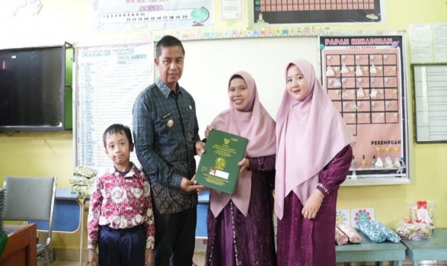 Bupati Kampar Ahmad Yuzar Jadi Ayah Pertama Ambil Rapor di Sekolah Anak