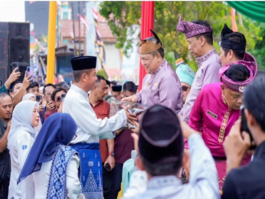 Kampar Angkat Simbol Al-Qur'an dan Tasbih di Pawai Ta'aruf MTQ Riau 2026