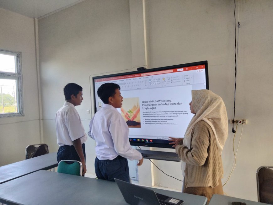 Interactive Flat Panel Ubah Cara Belajar Siswa di SLB Banda Aceh