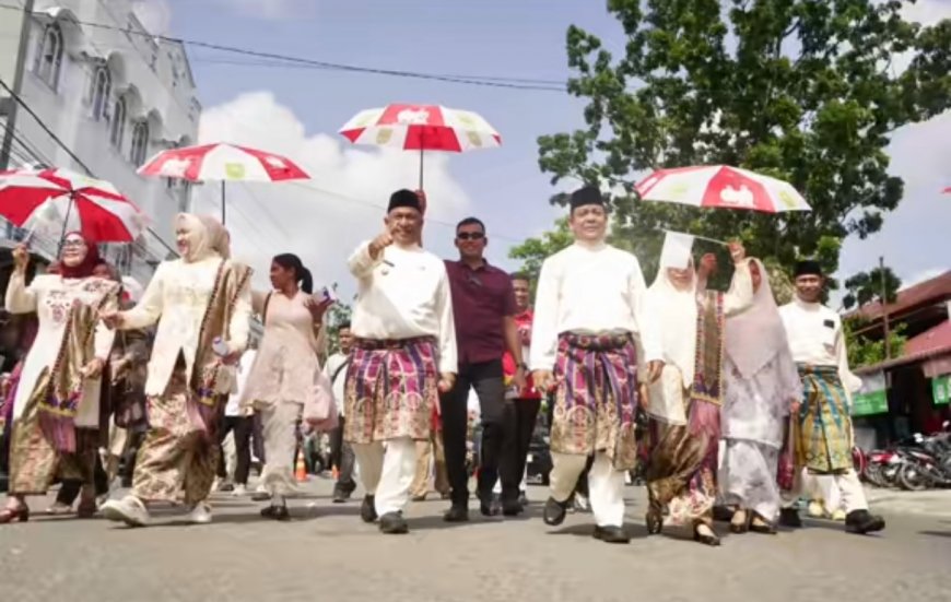 Bupati dan Wabup Rohul Jalan Kaki Bersama 3.000 Peserta Kafilah pada Pawai MTQ Riau