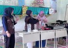 Mahasiswa KUKERTA Unri Latih Ibu PKK Kuansing Olah Minyak Jelantah Jadi Lilin Aromaterapi