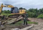 TMMD ke-129 Pelalawan Percepat Peningkatan Jalan 2,5 Km, Babinsa Kawal Perbaikan Jembatan Logistik