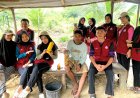 Olah Limbah Organik Jadi Pupuk Cair, Mahasiswa Kukerta Unri Latih Warga Desa Kuala Semundam