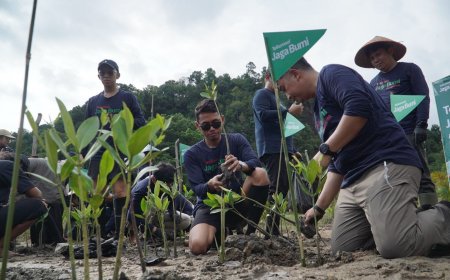 Gerakan Jaga Bumi, Telkomsel Tanam Mangrove di Pesisir Selatan