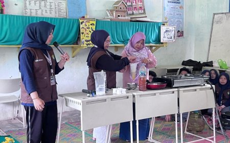 Mahasiswa KUKERTA Unri Latih Ibu PKK Kuansing Olah Minyak Jelantah Jadi Lilin Aromaterapi