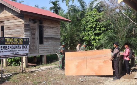 TNI-Polri dan Warga Gotong Royong Bangun MCK dalam Program TMMD ke-129 Kodim 0313/KPR