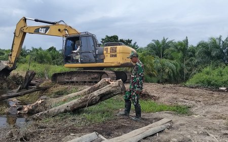 TMMD ke-129 Pelalawan Percepat Peningkatan Jalan 2,5 Km, Babinsa Kawal Perbaikan Jembatan Logistik