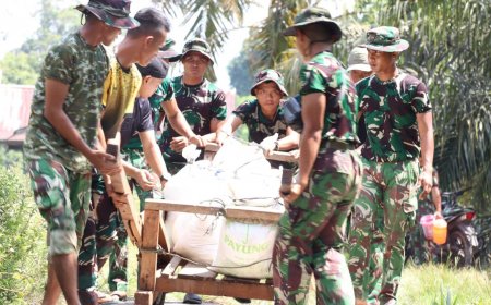 Satgas TMMD ke-129 Dorong Material 1,5 Kilometer Demi Rampungkan Rumah Layak Huni Warga Pelalawan