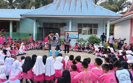 Mahasiswa KKN Unri Tanamkan Budaya Peduli Sampah di SDN 006 Pelalawan Lewat Daur Ulang Galon Bekas