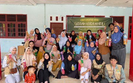 Mahasiswa KKN Unri Ajarkan Warga Pelalawan Olah Air Cucian Beras Jadi Pupuk Organik Cair