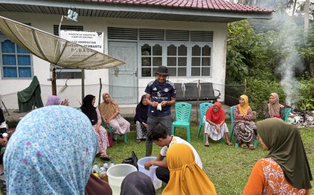 Mahasiswa KKN Unri Dorong Petani Kuansing Manfaatkan Daun Kering Jadi Pupuk Kompos