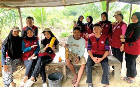 Olah Limbah Organik Jadi Pupuk Cair, Mahasiswa Kukerta Unri Latih Warga Desa Kuala Semundam