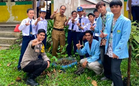 Mahasiswa Kukerta Unri dan Om Bhabin Milenial Tanam Bibit di SMPN 2 Tembilahan