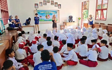 Lewat Eksperimen Interaktif,  Mahasiswa Kukerta Unri Ajarkan PHBS dan Gizi Seimbang kepada Siswa SDN 04 Pebadaran