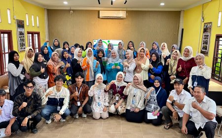 Bidik Peluang UMKM Desa,  Mahasiswa Kukerta Unri Latih Warga Danau Pulai Indah Produksi Sabun Cuci Piring