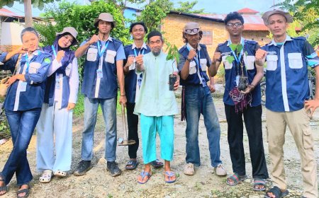 Dorong Gerakan Penghijauan Berbasis Rumah Tangga, Kukerta Berdampak Unri Bagikan 200 Bibit Pohon ke Warga Teluk Piyai
