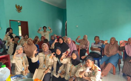 Kukerta Berdampak Unri Dampingi Warga Desa Centai Kembangkan Amplang Udang