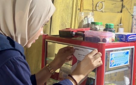 Mahasiswa Kukerta Unri Dampingi UMKM Desa Mak Teduh Miliki QRIS